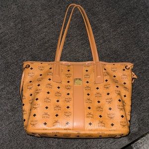 REVERSIBLE LIZ
Lightweight tote bag in Visetos monogram canvas and nappa leather